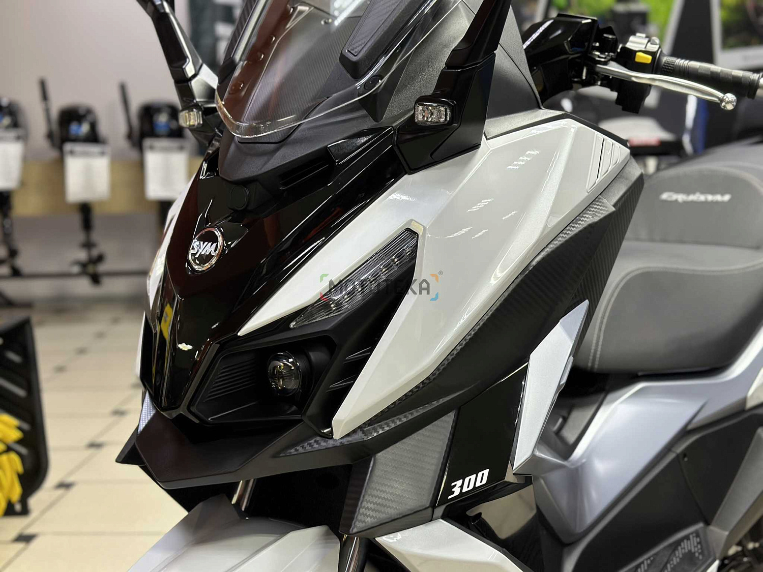 Максискутер SYM (Сим) CRUiSYM a 300 белый с ПТС