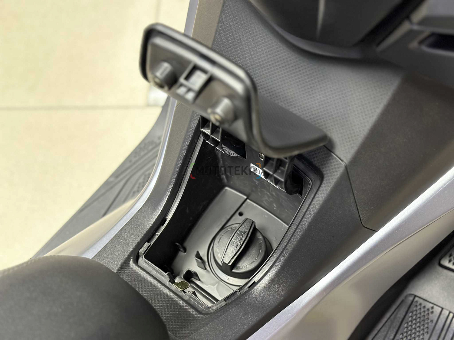 Максискутер SYM (Сим) CRUiSYM a 300 белый с ПТС
